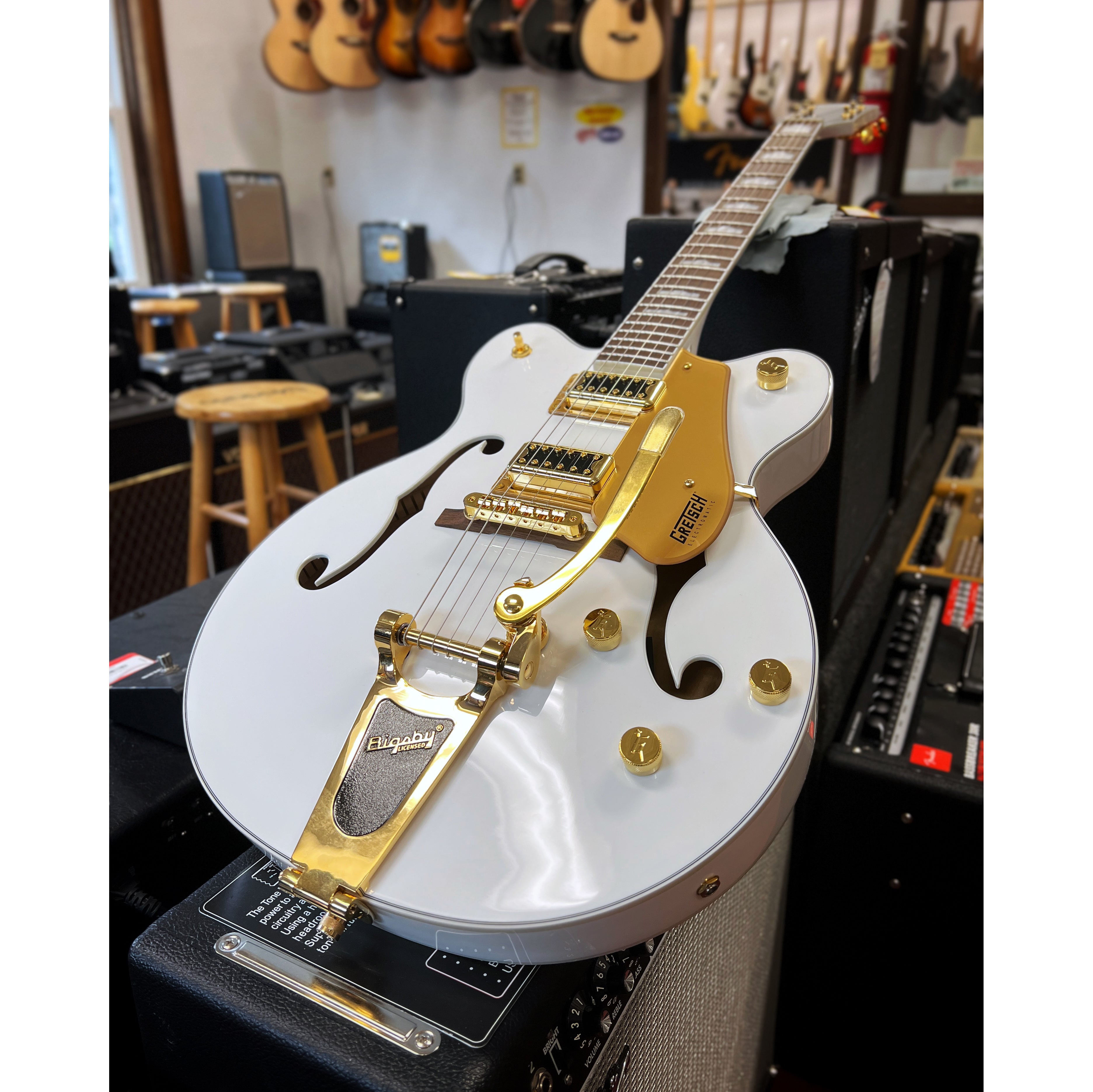 Gretsch, Gretsch G5422TG Electromatic Classic Hollow Body Double Cut with Bigsby, Snowcrest White